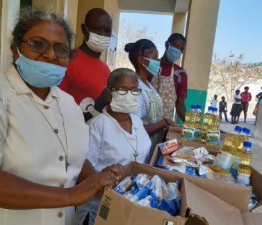 Lidé na Haiti stojí frontu na jídlo